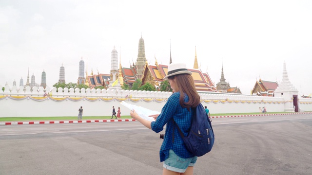 女人在看地图。亚洲女人享受在泰国唐人街旅游视频下载