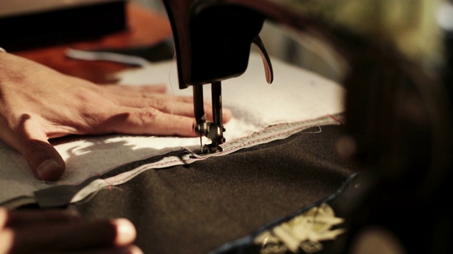 一个裁缝正在缝纫机上练习视频下载