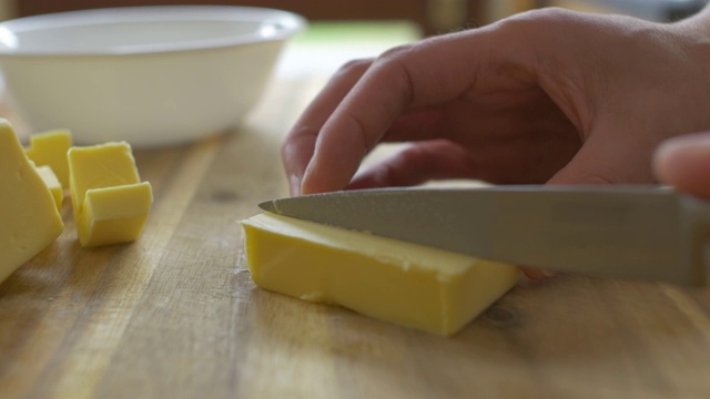 在厨房把黄油块切成方块视频下载