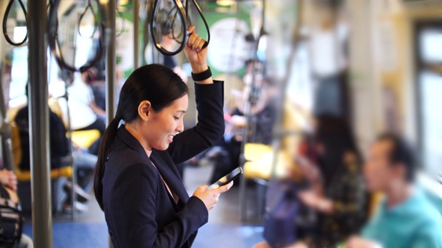 亚洲女人在火车上上网视频素材