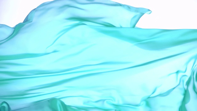 淡蓝绿色金属丝质织物在超慢的动作中横向流动和摆动，近距离，白色背景视频素材
