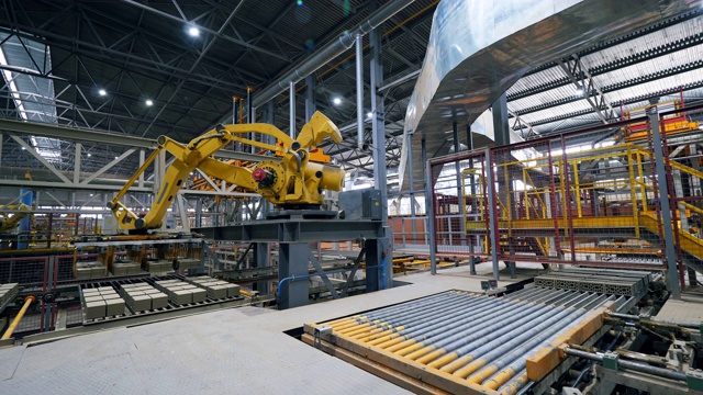 在现代化的工厂里，自动化的机器把砖块放在传送带上。视频素材