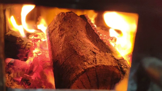 炉子里燃烧木柴的景象视频素材