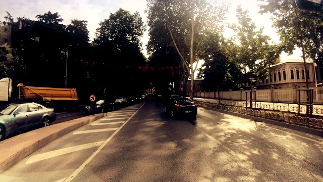 在伊斯坦布尔的街道上开车视频素材