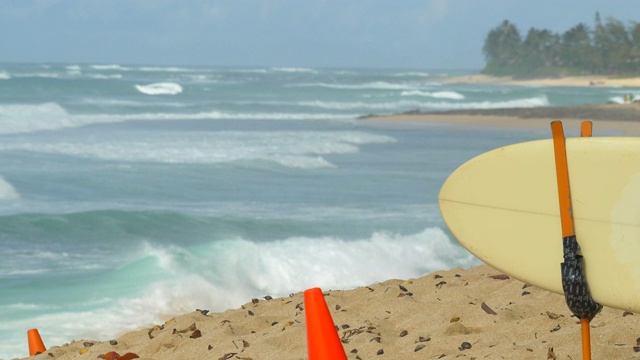 救生员救援冲浪板在管道，北岸，瓦胡岛，夏威夷。——慢动作视频下载