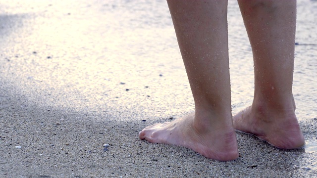 身材匀称的女性腿与红色指甲近距离走在海滩上的清澈的水在加勒比海在墨西哥。旅行的概念。假期视频下载