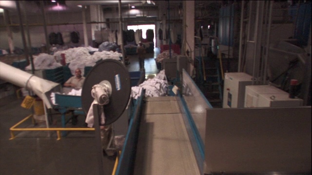 洗衣房在工厂里沿着传送带运送。视频下载