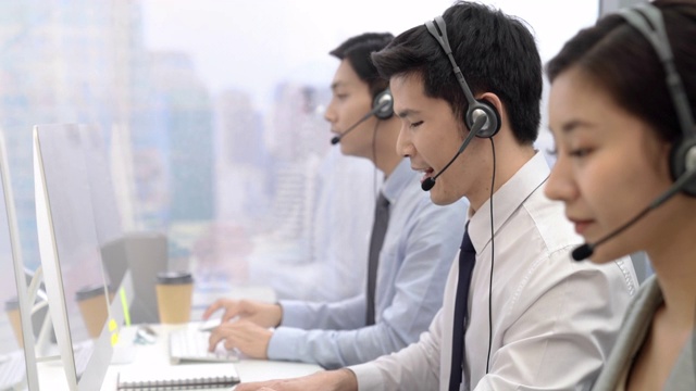 亚洲人，在呼叫中心做客户服务接线员视频素材