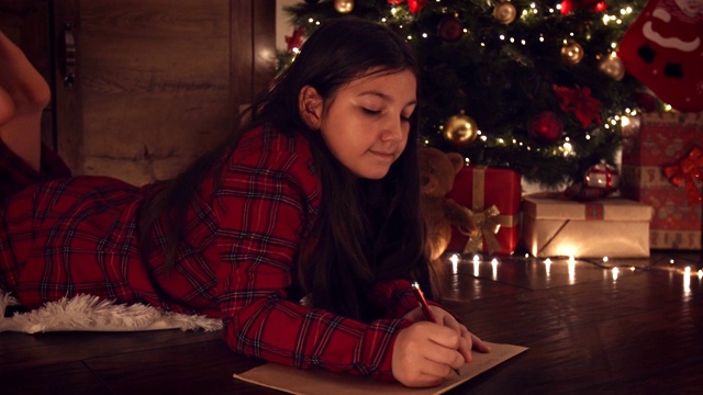 小女孩给圣诞老人写信视频下载