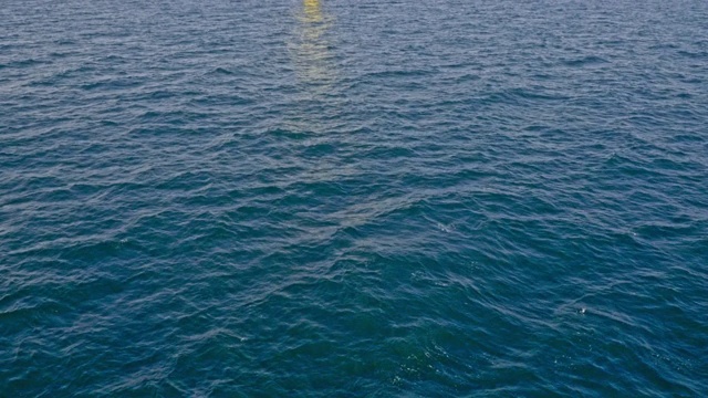 一个海上风电场的空中风力涡轮机视频下载