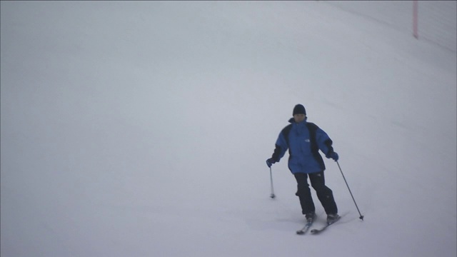 在迪拜滑雪场，滑雪者从斜坡上滑下。视频下载