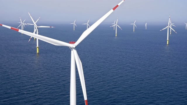 空中旋转的海上风力涡轮机视频素材