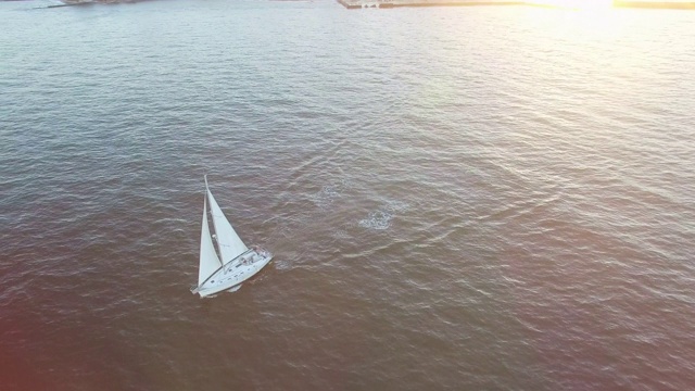高角度鸟瞰图帆船航行出港视频素材