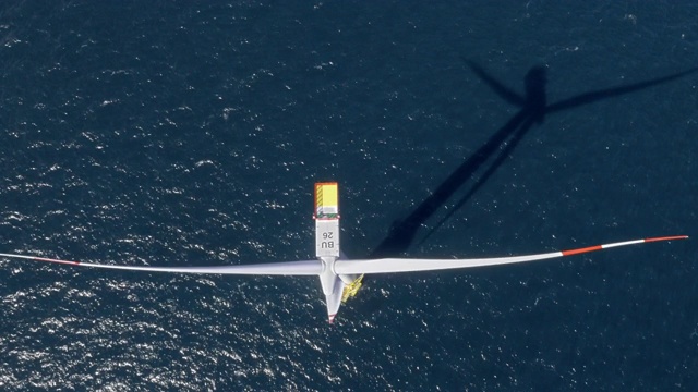 在海上风力涡轮机的正上方视频素材