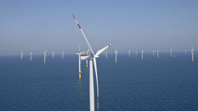 空中风力涡轮机在海上生产绿色能源视频素材