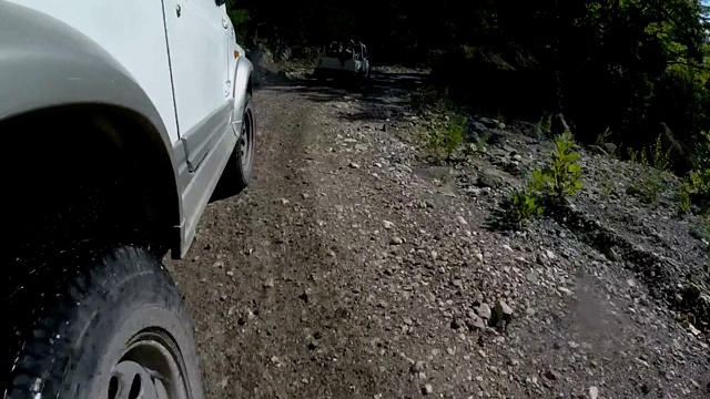 乘坐4x4车辆沿着崎岖的道路行驶视频下载