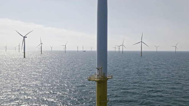 海上风电场的空中旋转涡轮机视频素材