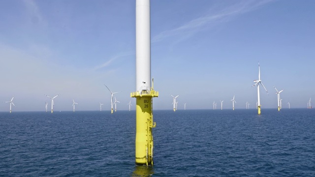 空中优雅的海上风力涡轮机视频素材