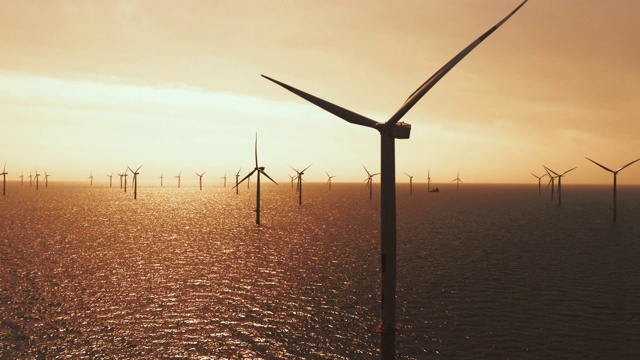 空中风力农场在海上日落视频下载