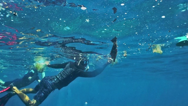 男子浮潜海洋周围的塑料污染和垃圾环境紧急情况视频下载