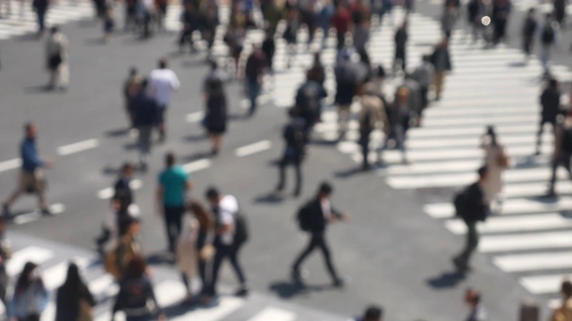 模糊运动的人过马路，人群在涉谷穿越日本视频素材