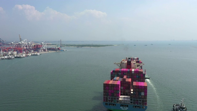 货船将集装箱运往港口进出口经济视频素材