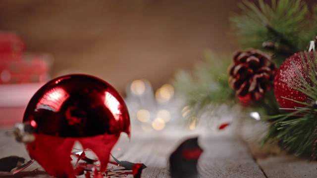 SLO MO红色圣诞球碎成碎片视频素材