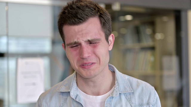 沮丧的年轻设计师在镜头前哭泣的肖像视频素材