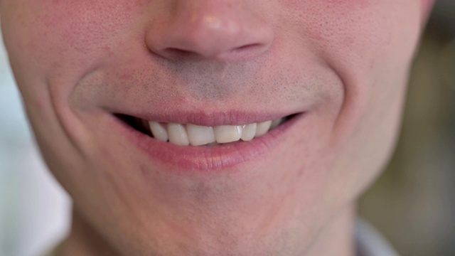 近距离的微笑的男人与牙齿视频下载