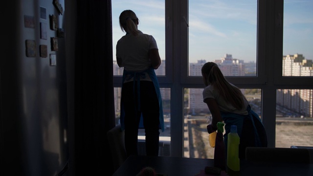 女清洁工在打扫公寓的大窗户视频素材