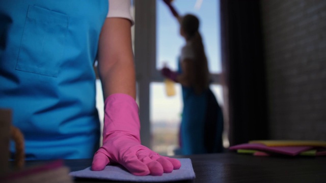 女清洁工的手在房间擦拭桌子视频素材