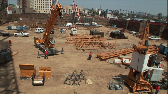 起重机设备和车辆占据了一个巨大的建筑工地。视频素材