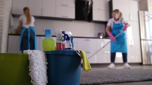 在厨房工作的清洁女工视频下载