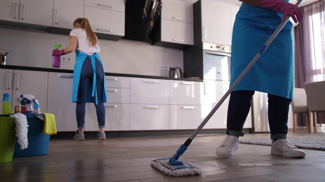 女清洁工在公寓拖地时视频素材