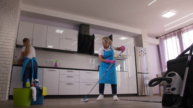 打扫房间时勤劳的女清洁工视频素材