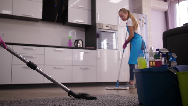 厨房工作期间的清洁服务人员视频素材