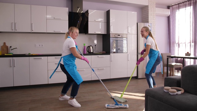 快乐的清洁工一边扫地一边唱歌跳舞视频素材