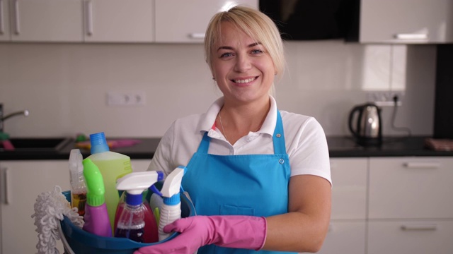 微笑的清洁女工的肖像为她的工作自豪视频素材