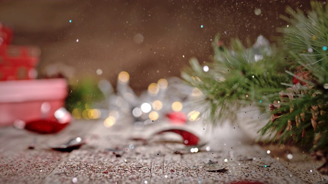 SLO MO圣诞球落在地板上散落着闪闪发光的东西视频素材