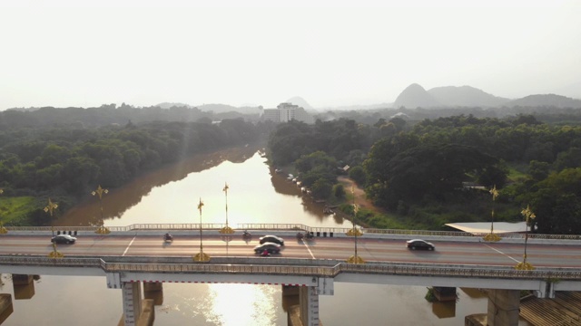 日落黄金时刻，空中上下视图横跨河流大桥，空中汽车，空中交通大桥，清莱，泰国，亚洲公路桥，森林。阳光，早晨，东南亚视频素材