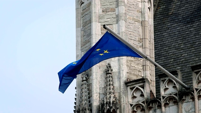 旧建筑上的欧盟旗帜视频素材