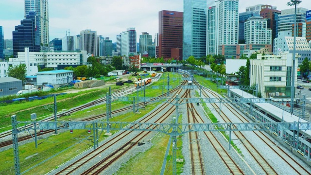 列车驶抵首尔站，以韩国首尔的城市景观为背景视频素材