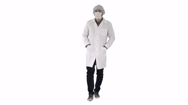行走的年轻男医生戴着外科口罩在白色的背景视频素材