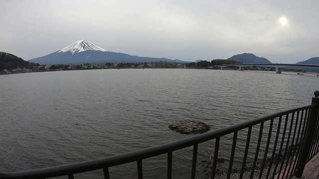 走在川口湖的湖边，背景是富士山。视频下载