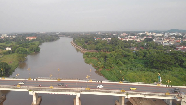 无人机起飞和跨越亚洲的桥梁，空中从上到下的视图，跨越河流桥，空中汽车，交通大桥，清莱，泰国，东南亚视频素材