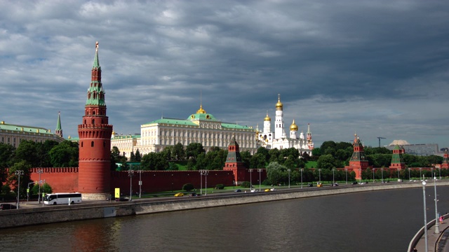 莫斯科:克里姆林宫和一条河的宽阔视野，在夏天，俄罗斯视频素材