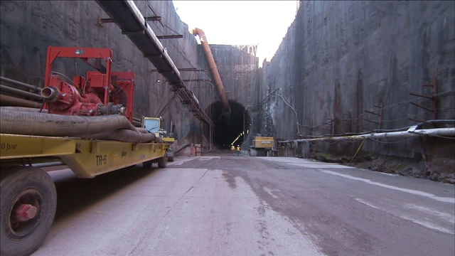 两名建筑工人接近尼亚加拉隧道。视频素材