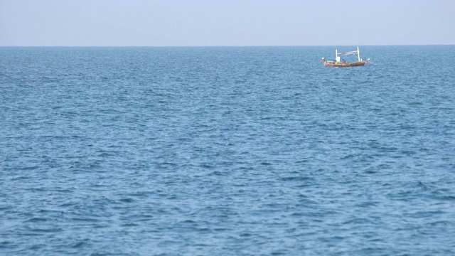 海上的传统小木船视频素材