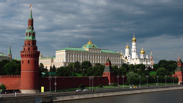 莫斯科:夏天的克里姆林宫和一条河，俄罗斯视频素材