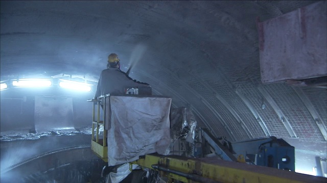 建筑工人正在喷尼亚加拉隧道的圆顶天花板。视频素材